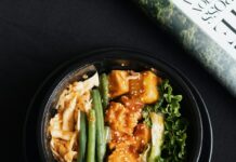 간편하면서 영양가 높은 하루 한 끼 vegetable salad on black ceramic bowl