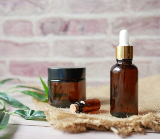 에코테라피로 자연속에서 건강찾기 brown glass bottle on brown textile