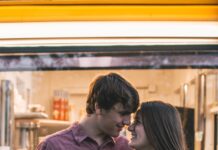 감정 고갈을 막는 관계 거리두기 실천기 man hugging woman while holding ice cream
