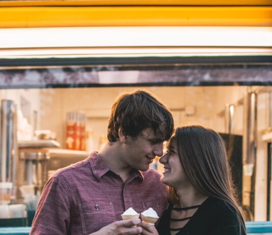 감정 고갈을 막는 관계 거리두기 실천기 man hugging woman while holding ice cream