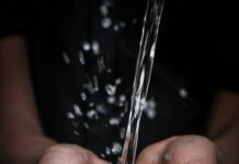 “물 많이 마시는데 왜 변비일까요?”…초여름 장 건강에 숨은 변수 pouring water on person's hands