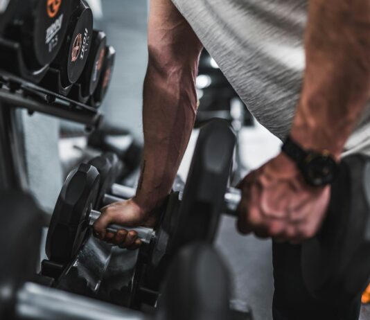 근감소증 예방, 일상 속 근육 관리로 건강한 노후 준비하자 person in gray shirt holding black dumbbell