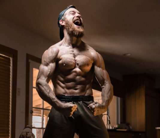 근감소증 예방, 근육 건강이 삶의 질을 결정한다 man flexing muscles