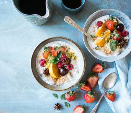 몸을 건강하게 만드는 최신 식단 트렌드 two bowls of oatmeal with fruits