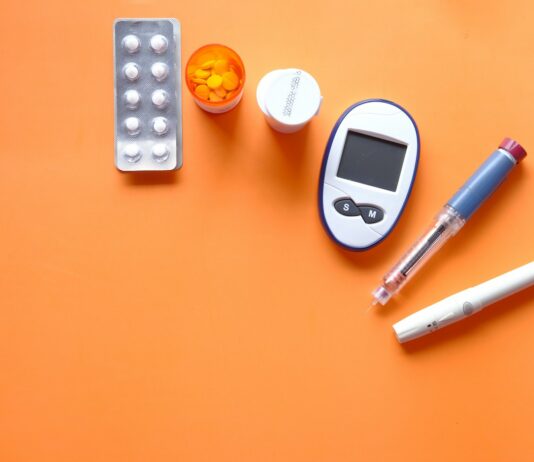 당뇨 전단계에서 건강을 지키는 관리와 식습관의 중요성 white digital device beside white pen