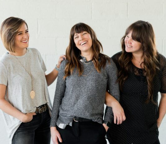 여성 건강관리, 평생을 위한 작은 변화가 큰 차이를 만든다 3 women smiling and standing beside white wall