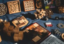 일상 속 뇌건강 챙기기, 쉬운 변화로 지키는 맑은 머리 brown wooden blocks on blue textile