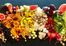 “섬유소 더 먹으래요”… ‘파이버맥싱(fibre-maxxing)’이 틱톡에서 떠오르는 이유 sliced fruits on black plate