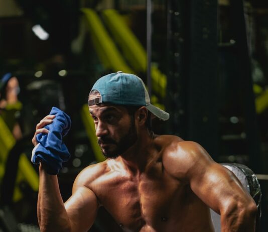 “근육 관리, 일상 속 작은 변화로 건강 챙기기” a shirtless man sitting on a bench in a gym