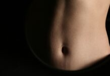 “먹고 나면 속이 더부룩해요”… 소화 안 되는 체질, 바꿀 수 있습니다 A close-up of a person's abdomen.