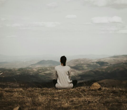 디지털 디톡스와 마인드풀니스, 일상에서 실천하는 정신건강 지키기 woman sitting on cliff overlooking mountains during daytime