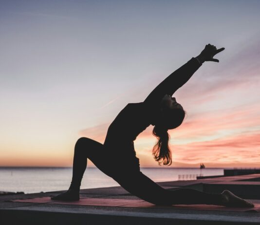 달라진 여성 건강 트렌드, 나만의 일상 루틴에서 시작됩니다 silhouette photography of woman doing yoga