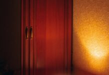 일상 속 뇌건강, 작은 습관부터 바꿔보세요 brown and white table lamp on brown wooden table