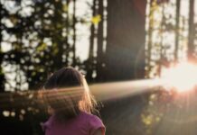 MZ세대가 앞장서는 ‘마음 챙김 명상’, 일상에 쉽게 녹이는 법 girl sitting on daisy flowerbed in forest