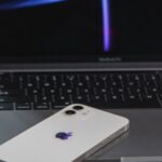 디지털 시대, 건강하게 스크린과 거리 두기…작은 변화가 만든 큰 차이 white iphone 4 on macbook pro