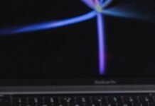 디지털 시대, 건강하게 스크린과 거리 두기…작은 변화가 만든 큰 차이 white iphone 4 on macbook pro