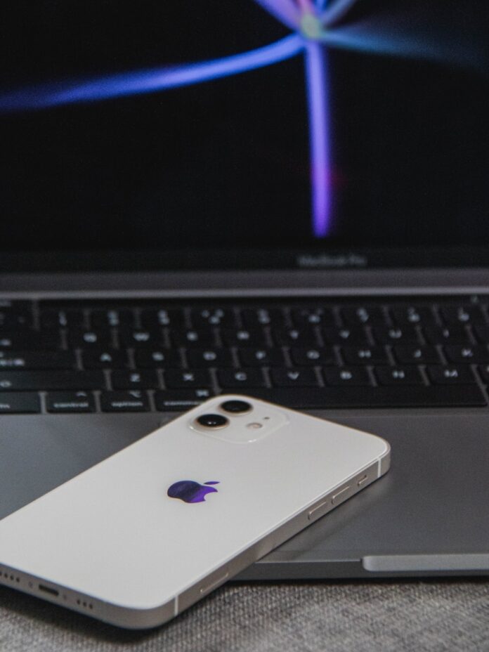 Photo by Vista Wei white iphone 4 on macbook pro