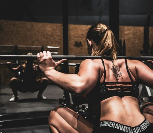 무너진 경추가 보내는 경고: 거북목과 굽은 등을 되살리는 5분의 마법 woman lifting barbel