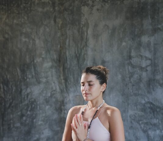 명상과 호흡: 불안한 마음을 다스리는 요가식 호흡법 woman in white bikini sitting on red chair