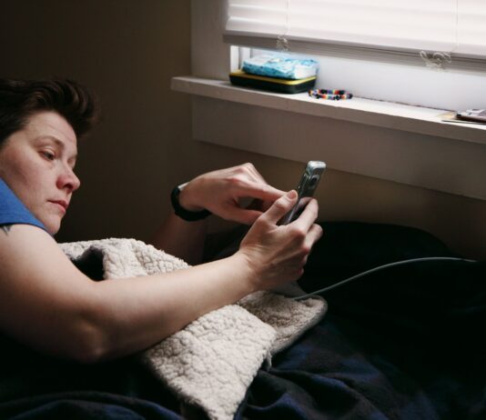 자기 전 스마트폰 줄이기, 숙면의 첫걸음 man in black shirt holding black smartphone