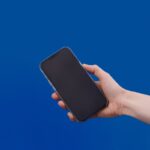 스마트폰 챌린지, 디지털 디톡스가 건강한 일상을 만든다 a hand holding a cell phone against a blue background