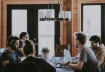 “출근만 하면 가슴이 답답”… 직장 동료와 있을 때만 떨리는 당신, 성격 탓 아닐 수도 sittin people beside table inside room