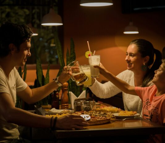 건강을 지키는 ‘슬로우 이팅’ 트렌드, 바쁜 일상 속 천천히 먹기 실천법 three people having a toast on table