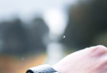 “AI와 함께하는 건강 습관, 일상에서 똑똑하게 실천하기” person wearing Apple Watch at 14:24