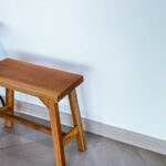 집에서 시작하는 심플 라이프, 미니멀리즘 건강법이 뜬다 A small wooden stool sitting on top of a hard wood floor