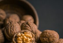 뇌건강, 일상에서 지키는 새로운 습관 brown garlic on brown bowl