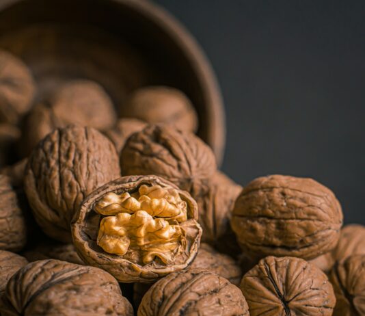뇌건강, 일상에서 지키는 새로운 습관 brown garlic on brown bowl