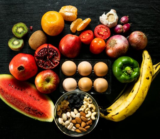 ‘맞춤형 영양’이 뜬다…나만의 건강 루틴, 실생활에 어떻게 적용할까? yellow banana red apple and yellow banana fruit