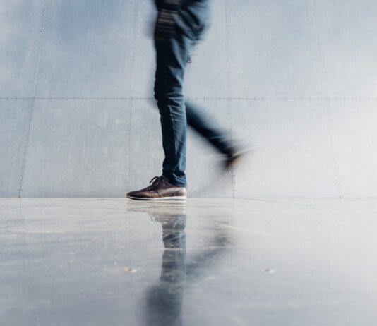 점심시간 짧은 산책, 바쁜 직장인 건강 지키는 힘 된다 person wearing blue denim jeans beside gray wall