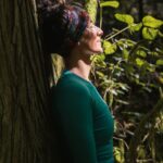 “마음 챙김이 일상 속 트렌드로”… 바쁜 일상에서 실천하는 정신건강 루틴 woman in green long sleeve shirt standing beside tree