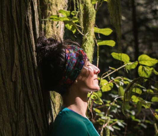 “마음 챙김이 일상 속 트렌드로”… 바쁜 일상에서 실천하는 정신건강 루틴 woman in green long sleeve shirt standing beside tree