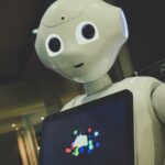 인공지능이 바꾸는 건강 관리, 우리 일상에 스며들다 white robot toy holding black tablet