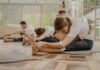 ‘나를 위한 시간, 필라테스 열풍’…일상에서 실천하는 바른 몸 가꾸기 a group of people doing yoga in a room
