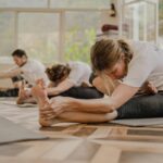 ‘나를 위한 시간, 필라테스 열풍’…일상에서 실천하는 바른 몸 가꾸기 a group of people doing yoga in a room