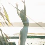 건강한 일상으로의 초대, 웰니스 문화가 이끄는 새로운 라이프스타일 woman standing near body of water