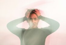 일상 속 스트레스, 최신 관리법과 실천 루틴으로 스마트하게 다스리기 woman in gray turtleneck long sleeve shirt