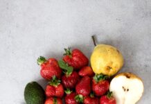 ‘마음 챙김 식사법’, 바쁜 현대인들의 건강한 식탁 습관으로 자리잡아 strawberries and bananas on white table