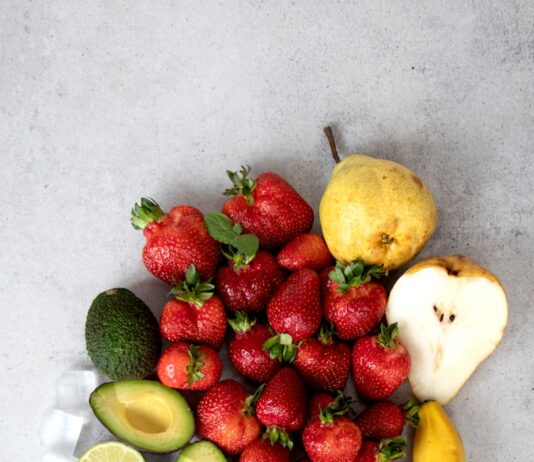 ‘마음 챙김 식사법’, 바쁜 현대인들의 건강한 식탁 습관으로 자리잡아 strawberries and bananas on white table