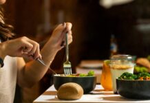 ‘마음 챙김 식사’, 바쁜 일상 속 건강 챙기는 새로운 식습관으로 주목 person holding silver fork and knife